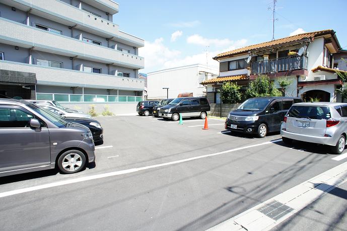 Uluru東向日 駐車場