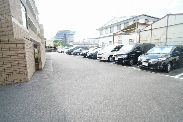 エスポワールKyo 駐車場