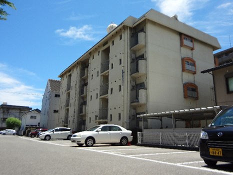 ローレルハイツ中村 駐車場