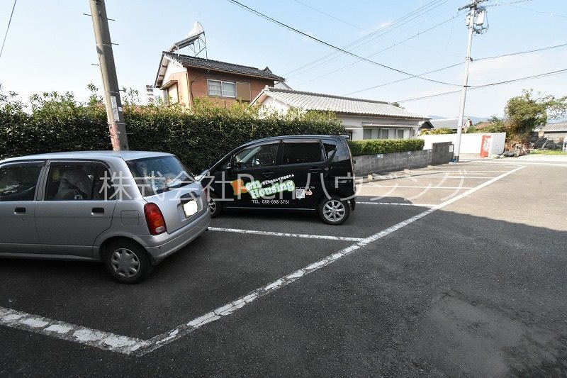 高畑荘 駐車場