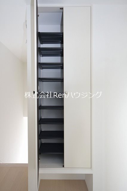 ピース・ウィステリア　B棟 玄関