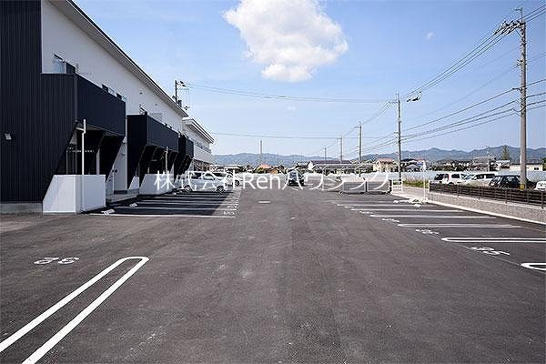 ピース・ウィステリア　B棟 駐車場