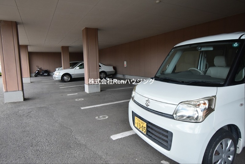 フィネス阿部 駐車場
