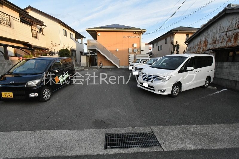 シャーメゾン安宅 駐車場