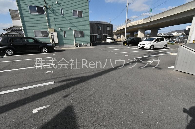 ピース・クレアB棟 駐車場
