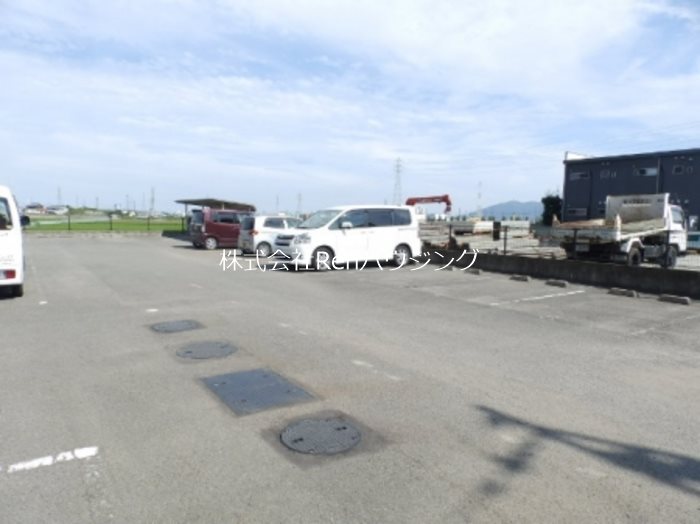 ファミール千鳥ヶ浜 駐車場