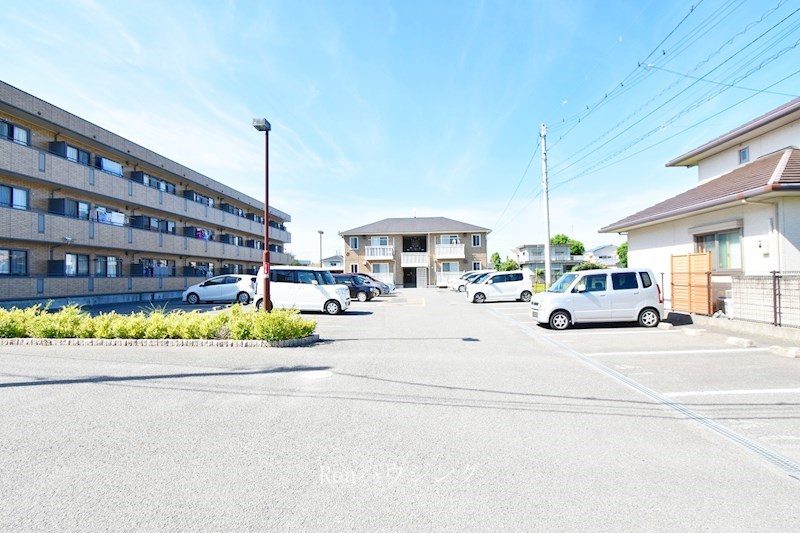 リバーパークA棟 駐車場
