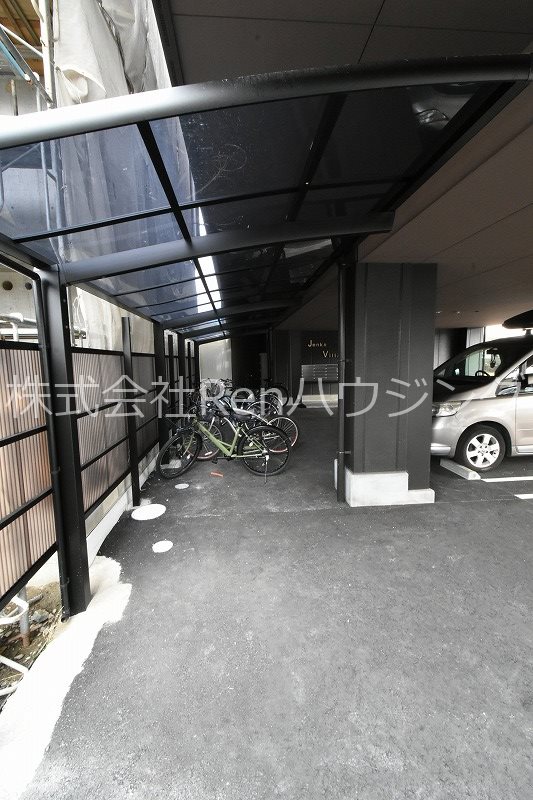 Jenks Villa 駐車場