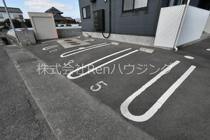 ピース・グラッド 駐車場