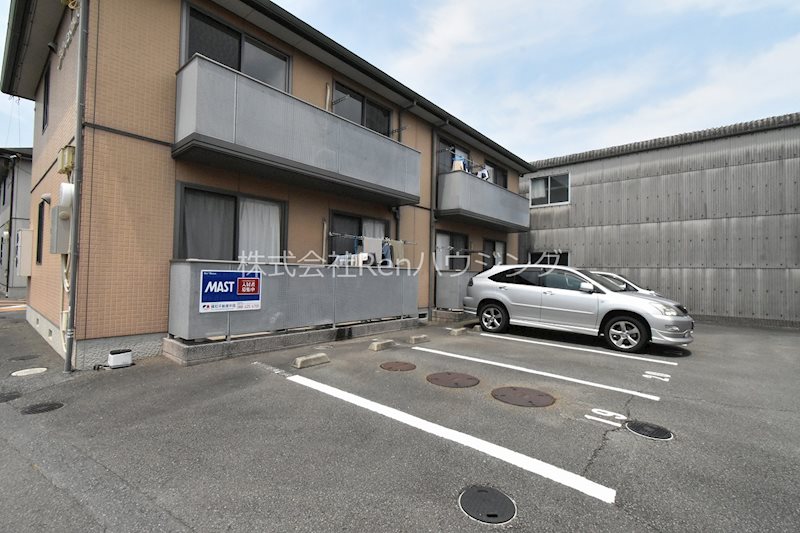 ヴィラージュマルイB棟 駐車場