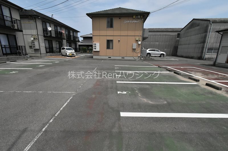 ヴィラージュマルイB棟 駐車場