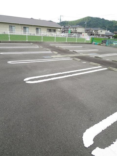 ストロベリーガーデンＡ 駐車場