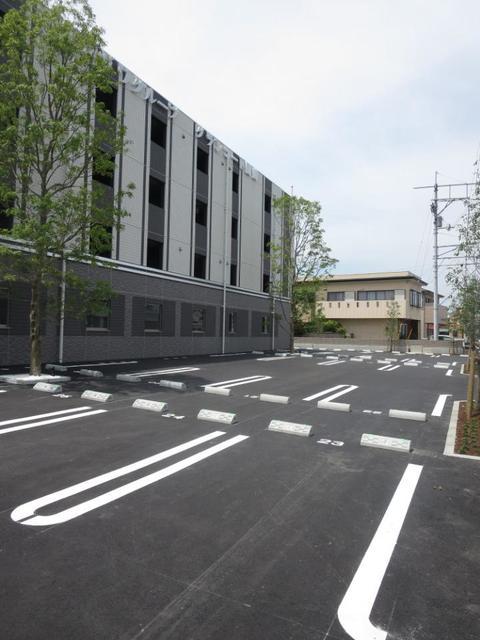 グランコート国府 駐車場