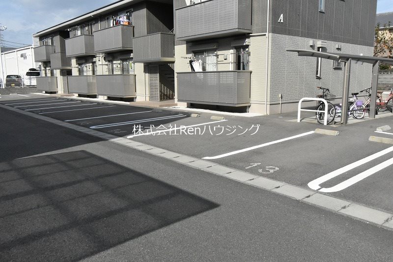 ウェスト　コート  駐車場