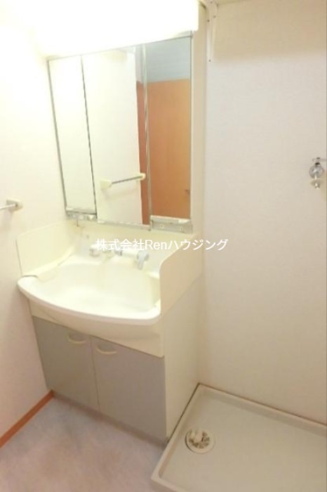 ファミール三軒屋 洗面所