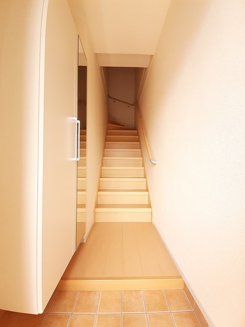 コンフォール矢三　C 玄関