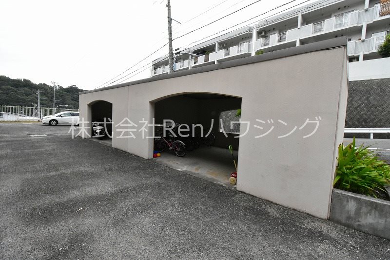 八万レジデンス 駐車場