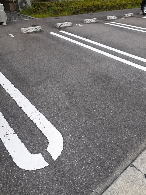 アン・ドゥ・トロワ　Ⅲｅ 駐車場