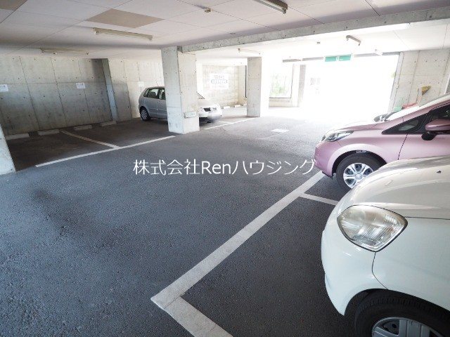ユウコウビル  駐車場