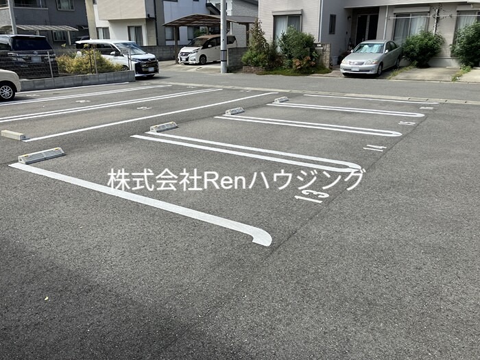 クレスト八万 駐車場