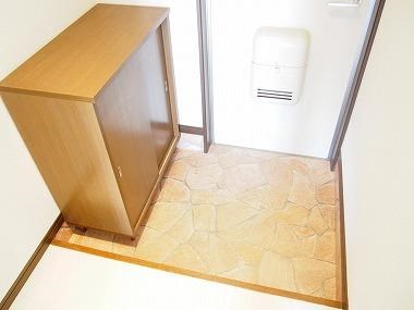 サープラスタカサゴＢ 玄関
