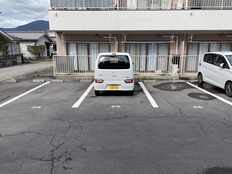 メゾン常入２ 駐車場