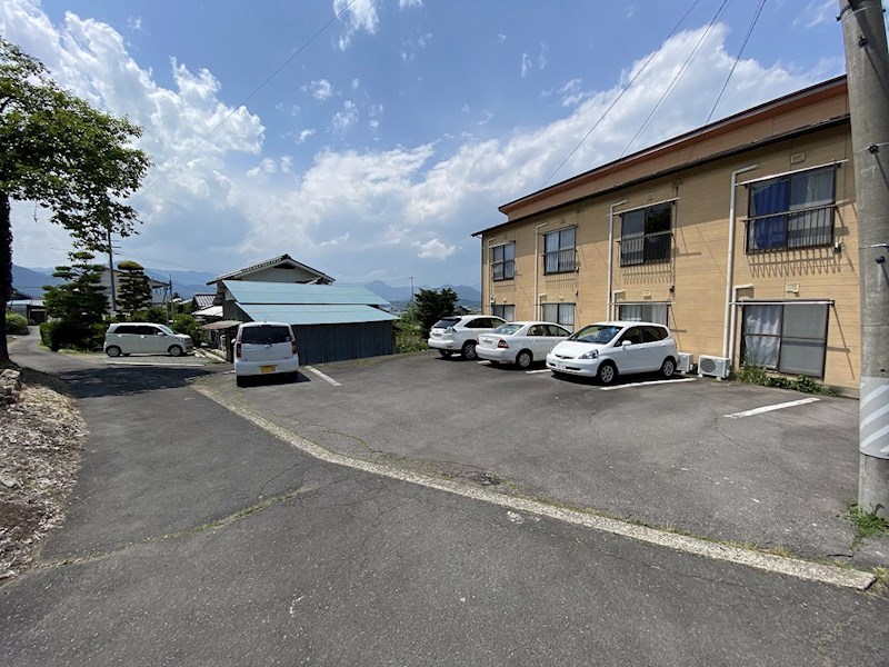 コーポ上原 駐車場