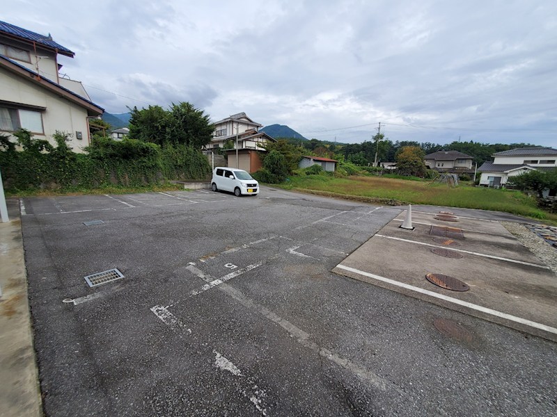 コスモ上田 駐車場