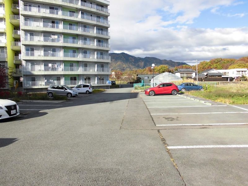 Brandnew City F 駐車場