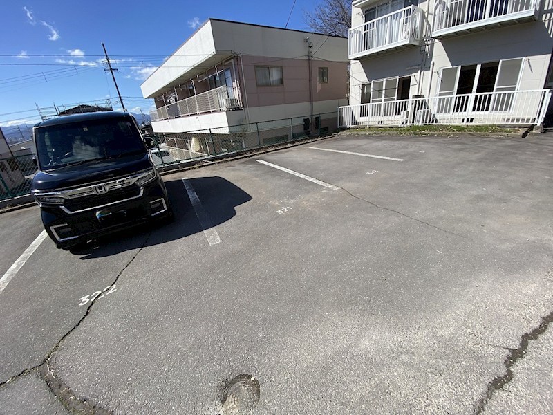メゾン常入３ 駐車場