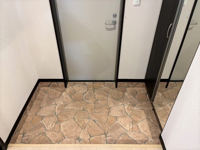 ドゥーメゾントモエ 玄関