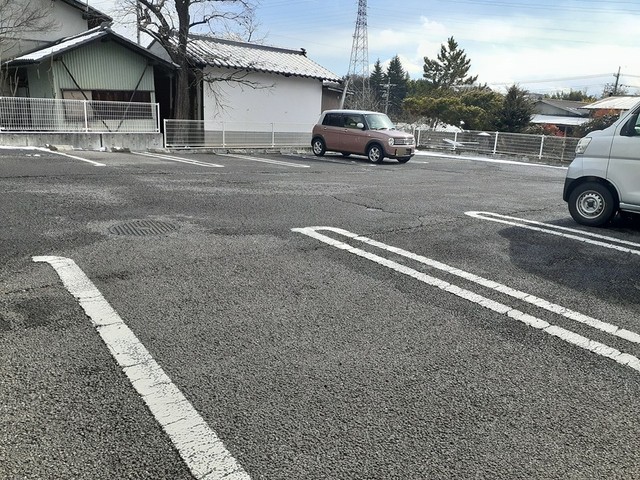 ル　ラフィーネ 駐車場