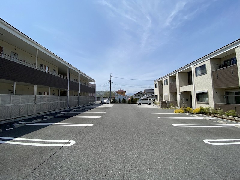 ドゥーメゾントモエ 駐車場