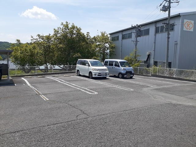 イーストラビリンス 駐車場
