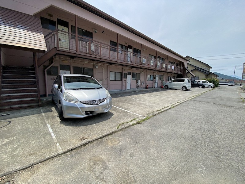 国分コーポ 駐車場
