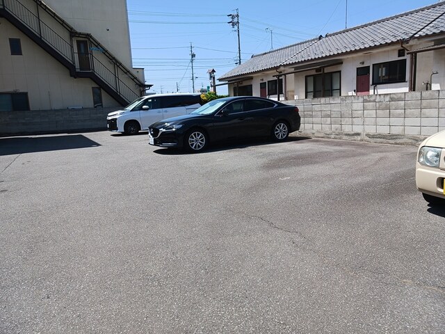 メゾンセシボンＥ 駐車場