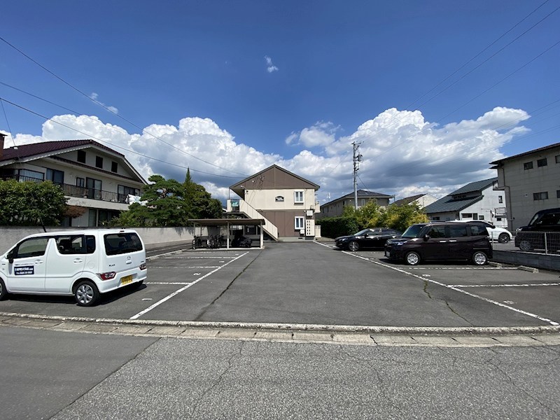 WELL CRIB TOKIWAGI 駐車場