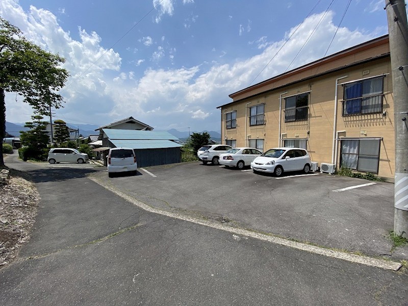 コーポ上原 駐車場