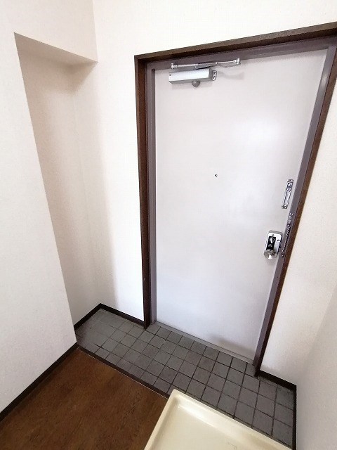 衣笠ホワイトハイム 玄関