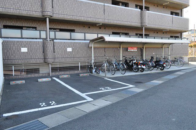 ＡＤＥＳＴ興戸 駐車場