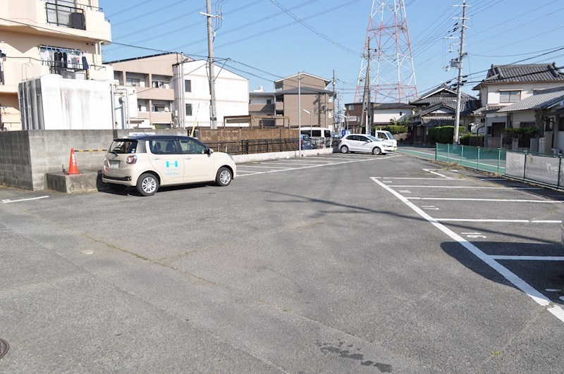 イーグルハウス 駐車場