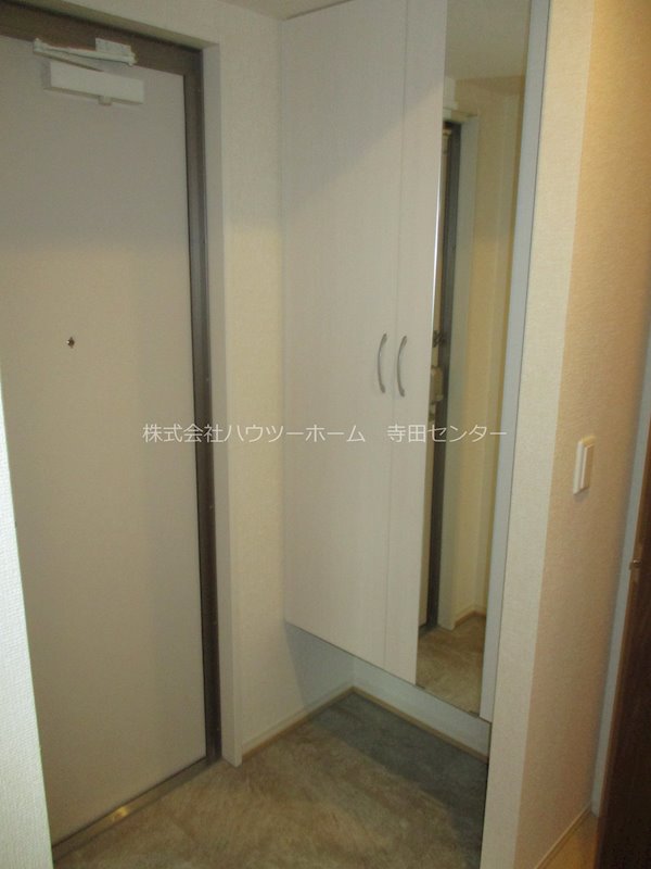 プレジール平安 玄関