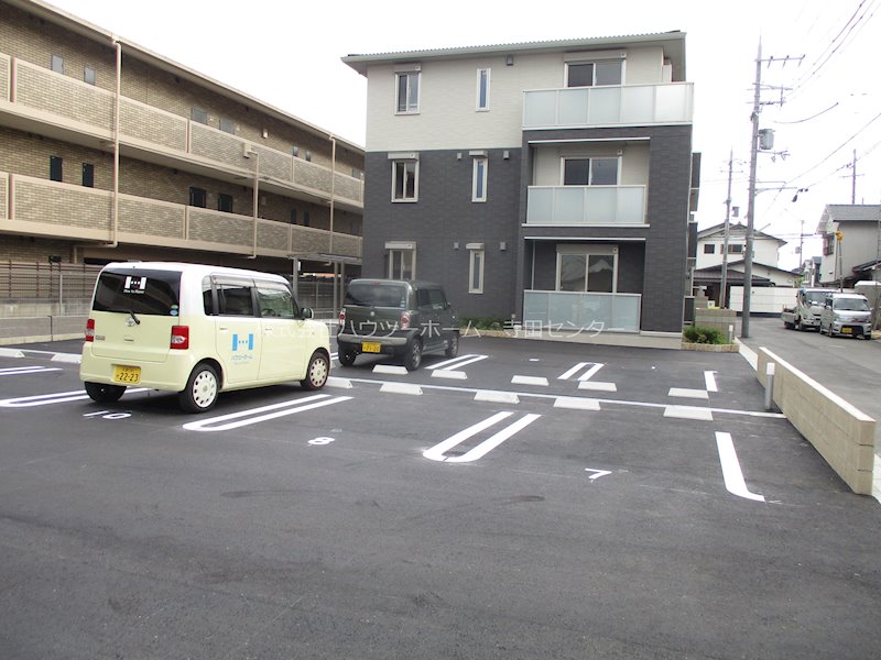 プレジール平安 駐車場