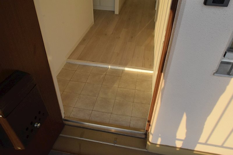 シロハイヌ向島 玄関