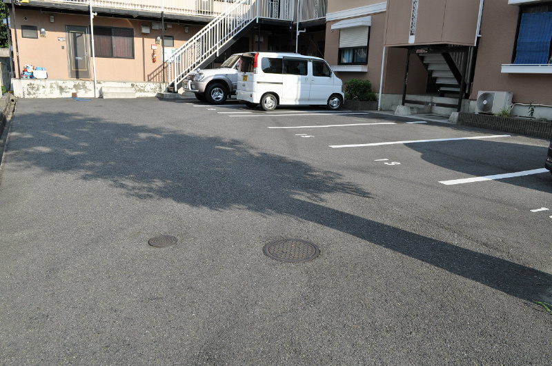 セジュール伊勢田 駐車場