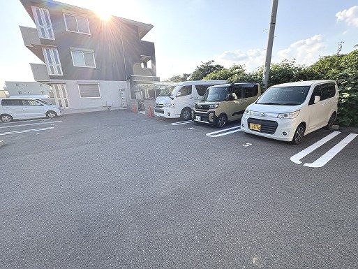 シンフォニー久津川 駐車場