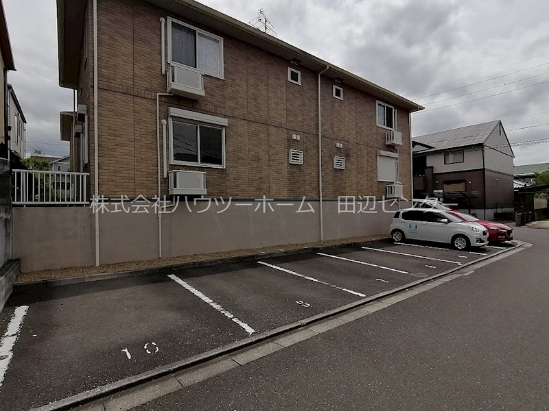 リビングタウンくにみB棟 駐車場