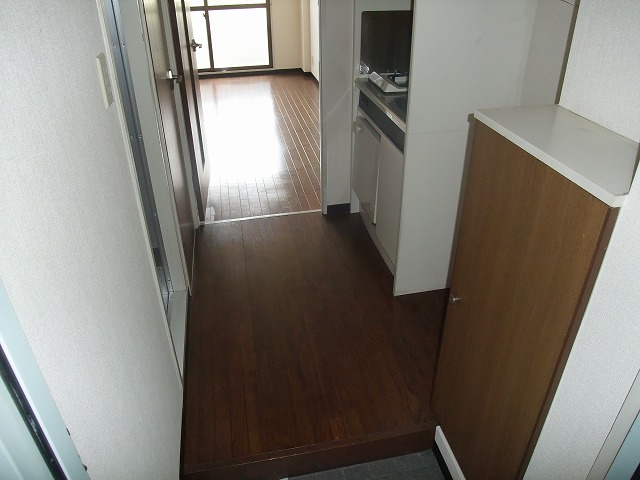 ドミール伊勢田 玄関