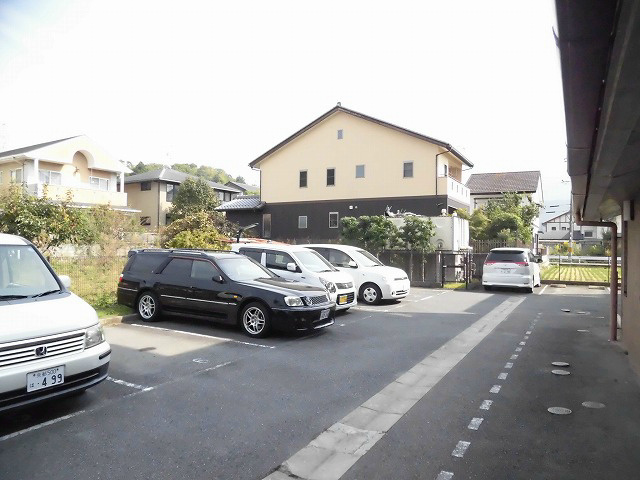 ヴィーブル岩倉 駐車場
