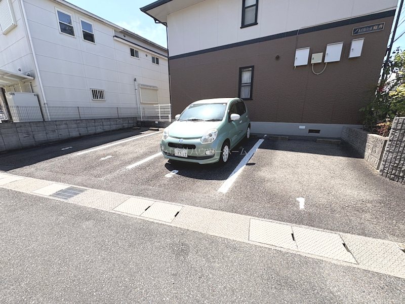 ハイカムール庭井 駐車場